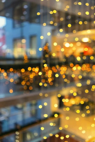 Bir alışveriş merkezindeki Noel aydınlatma