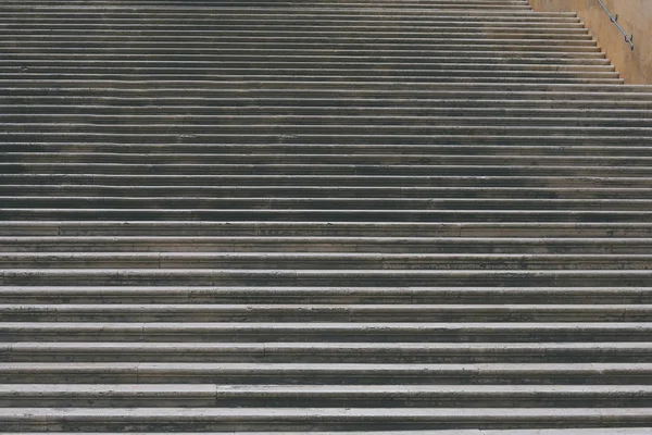 Escalier ancien long en pierre — Photo