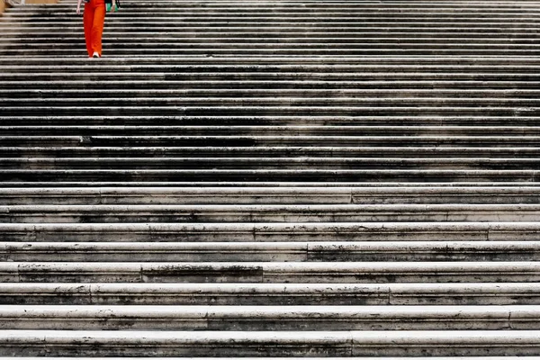 A woman descends the long stairs in Rome — Stock Photo, Image