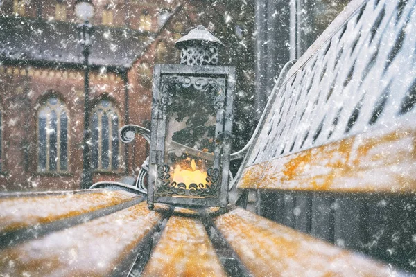 Lanterna com uma vela na cidade velha de Riga — Fotografia de Stock