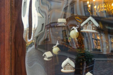 Cam vitrin yansıması ile kavisli