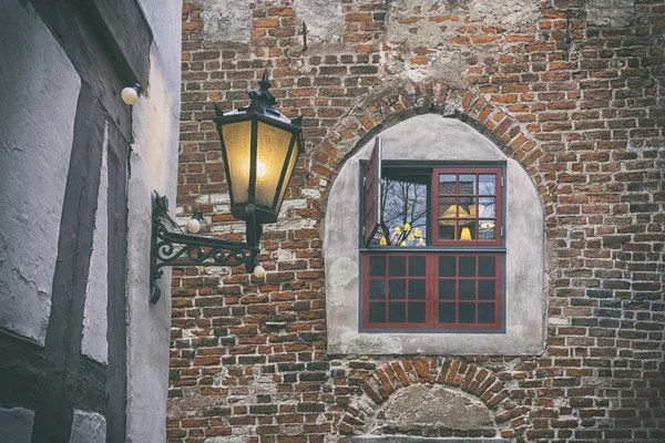 Уличная желтая лямпа во дворе старого города — стоковое фото