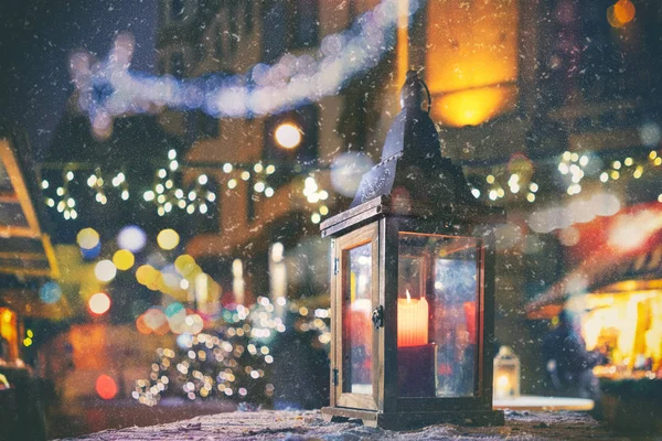 Lampe mit Kerze auf dem Weihnachtsmarkt — Stockfoto