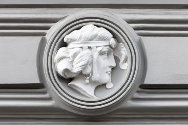 Bir ev kadının kafasına kısma