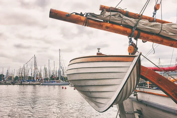 Boot op een zeilschip in de haven — Stockfoto