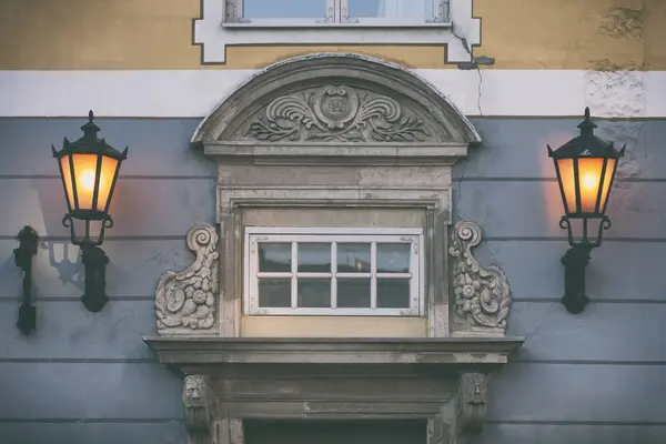 Fasaden på ett gammalt hus i gamla stan i Riga — Stockfoto