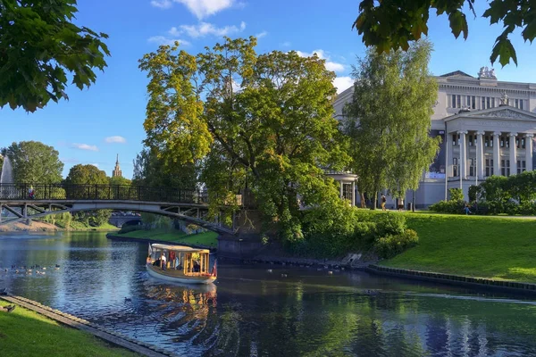Turistlerin Riga kanal üzerinde bir tekne — Stok fotoğraf