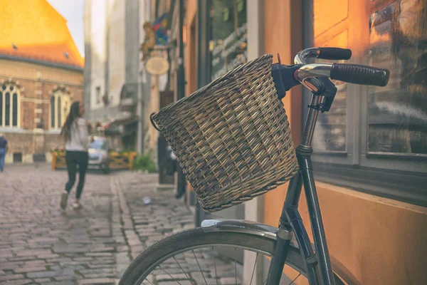 Bisiklet bir sepet içinde tarihi kent merkezi ile — Stok fotoğraf