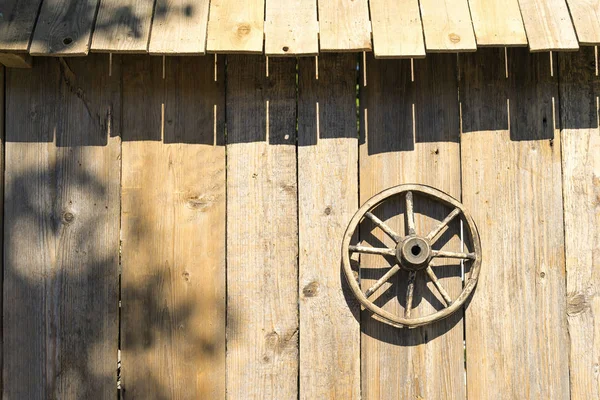 納屋の壁に木製の車輪 — ストック写真