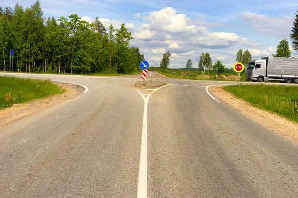 Encrucijada en la carretera en verano —  Fotos de Stock