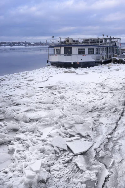 Le vieux bateau à vapeur dans la glace de la rivière — Photo