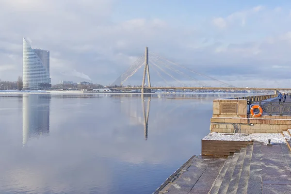 City Riga zirvesinde kış Daugava Nehri — Stok fotoğraf