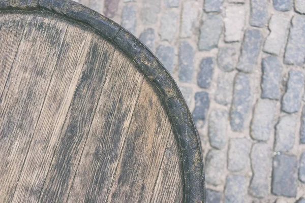 Деревянная бочка на улице — стоковое фото