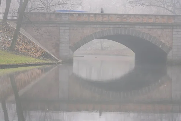 Ponte sul canale cittadino di Riga nella nebbia — Foto Stock