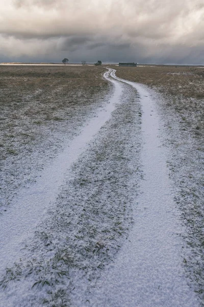 在雪地里通往地平线的道路 — 图库照片