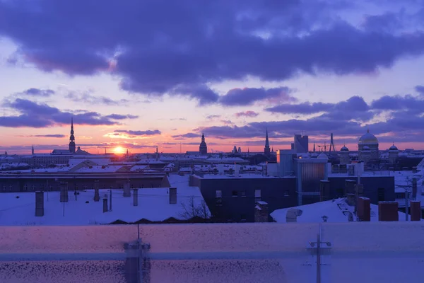 Puesta de sol en invierno sobre la ciudad de Riga — Foto de Stock