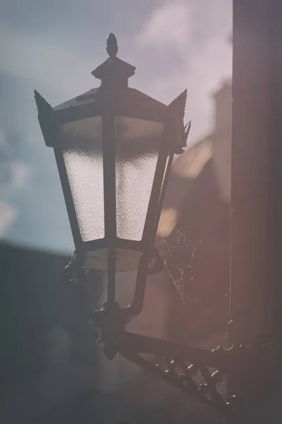 Уличная лампа при дневном свете города — стоковое фото