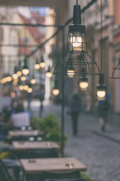 Лампы на исторической улице — стоковое фото