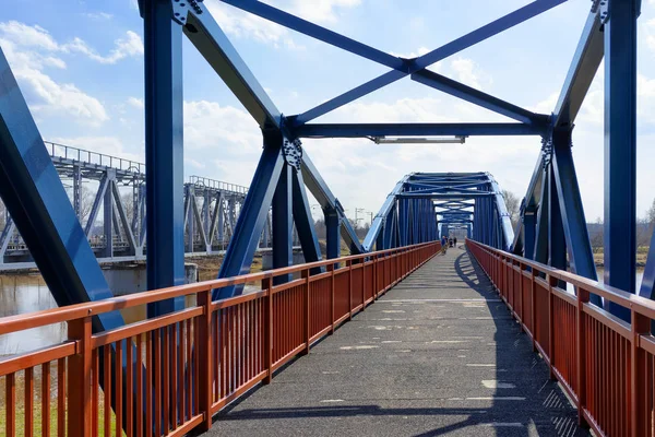 Cyclistes sur le pont sur la rivière — Photo