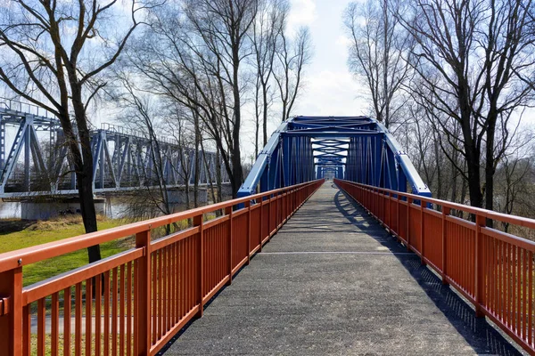 Brücke über den Fluss im Frühling — Stockfoto
