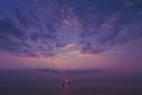 Фиолетовый закат в Балтийском море — стоковое фото