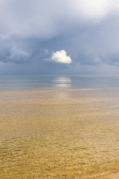 Der Horizont der Ostsee mit Wolken — Stockfoto