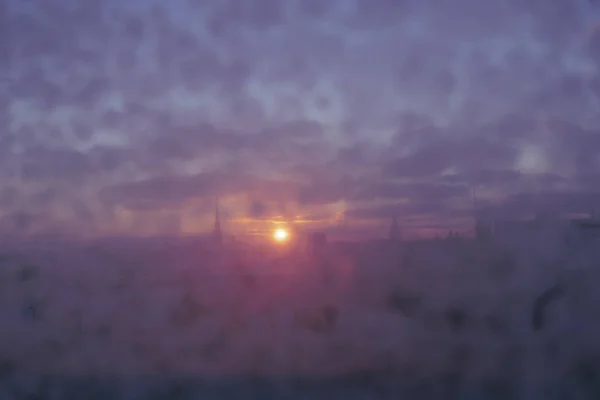 Ryga przez fioletowe szkło ze śniegiem — Zdjęcie stockowe