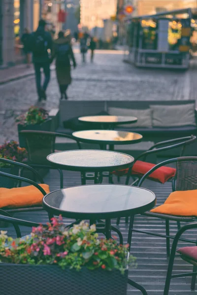 Bouquet su un tavolo in un caffè all'aperto — Foto Stock