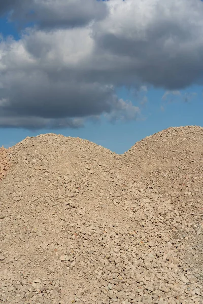 Montañas de arena y piedra contra un cielo azul — Foto de Stock