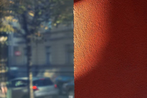 Okno s odrazem a oranžovou stěnou. — Stock fotografie