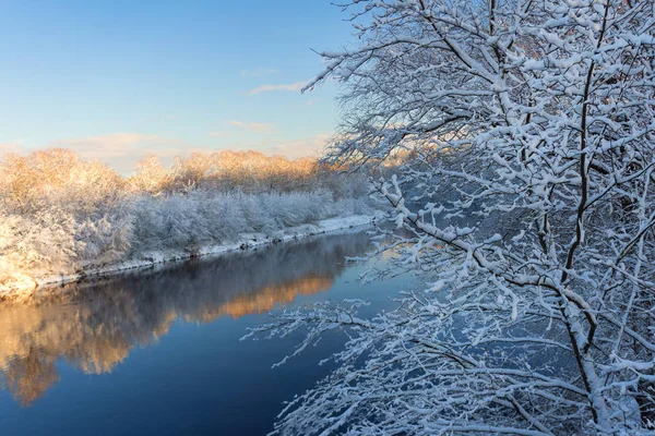 Der erste Wintertag mit Schnee auf dem Fluss — Stockfoto