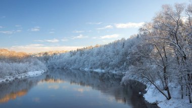 Kışın ilk günü nehirde karla