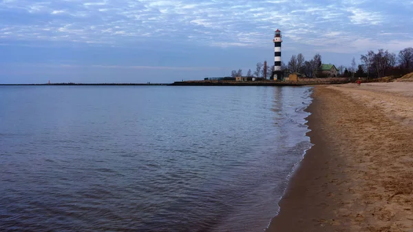 Phare à l'embouchure de la rivière Daugava en automne — Photo