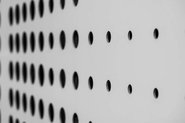 Delinmiş delikli beyaz duvar