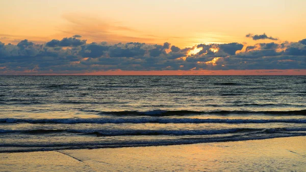 Sonnenuntergang an der Ostsee mit Reflexion — Stockfoto
