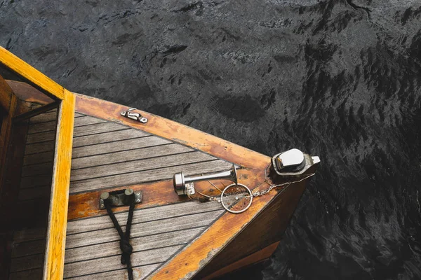 Bateau de plaisance amarré par une corde d'eau — Photo