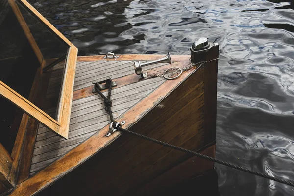 水ロープによって係留される遊覧船 — ストック写真