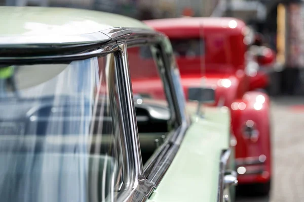 Coches vintage brillantes en un día soleado — Foto de Stock