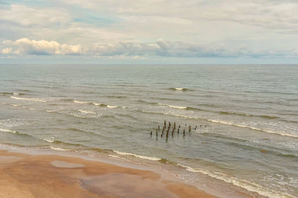 Holzpfähle einer alten Seebrücke in der Ostsee — Stockfoto