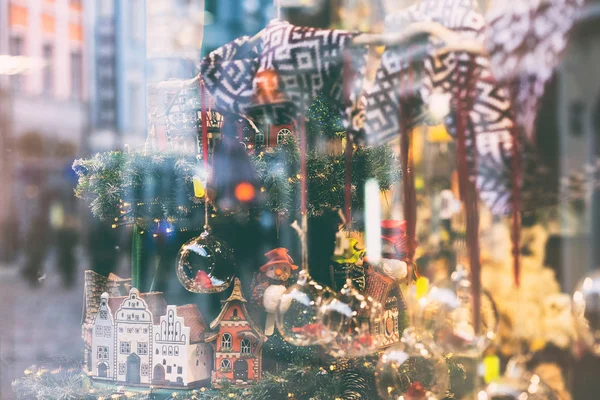 W szklance okna sklepiku z pamiątkami na Boże Narodzenie i Nowy Rok — Zdjęcie stockowe