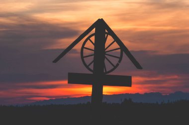 Yol kenarına ahşap bir el arabası tekerleği ile imza atın.