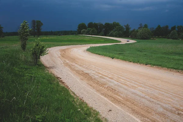 Kręta droga gruntowa na Łotwie — Zdjęcie stockowe
