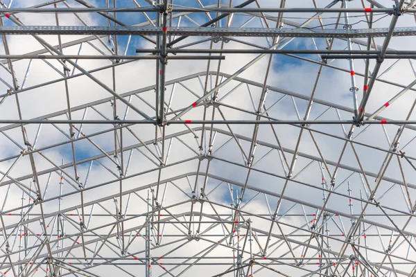 Metal frame construction of the building against the sky — Stock Photo, Image