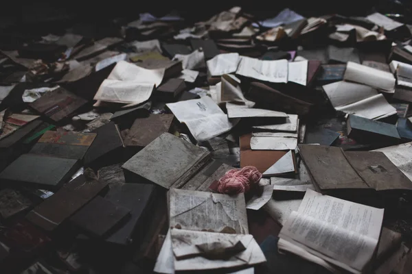Livres abandonnés dans une chambre à la maison — Photo