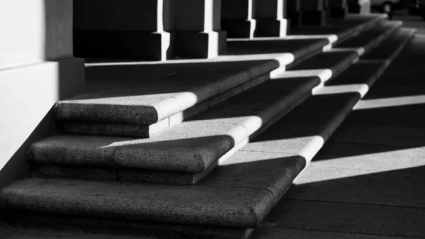 Lights and shadows on the steps of the building — Stock Photo, Image