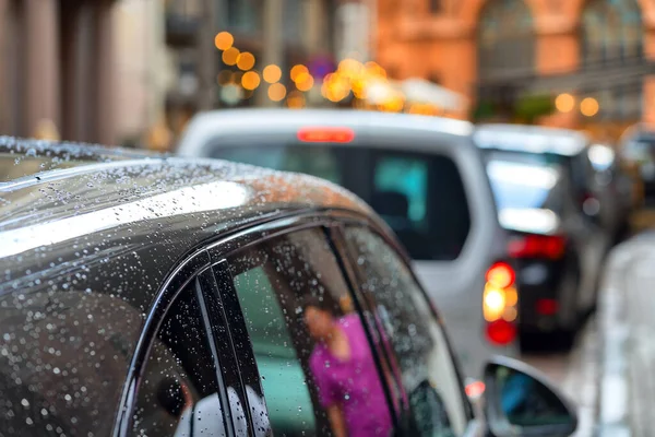 Автомобили, припаркованные в городе после дождя — стоковое фото