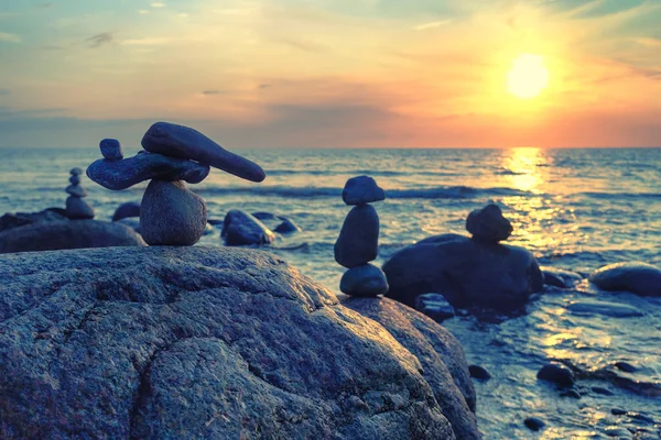 Meer mit großen Steinen bei Sonnenuntergang — Stockfoto