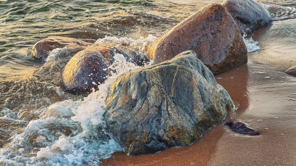Salpicadura de onda en una gran roca en el mar — Foto de Stock