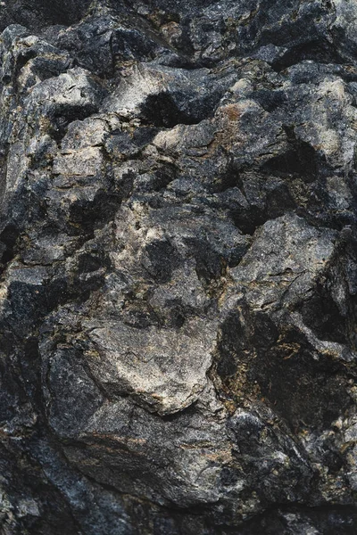 La textura en relieve de una gran piedra oscura — Foto de Stock