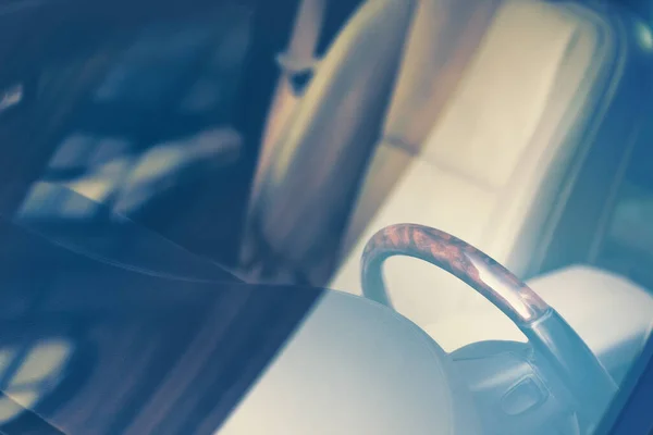 Інтер'єр автомобіля через лобове скло з відображеннями — стокове фото